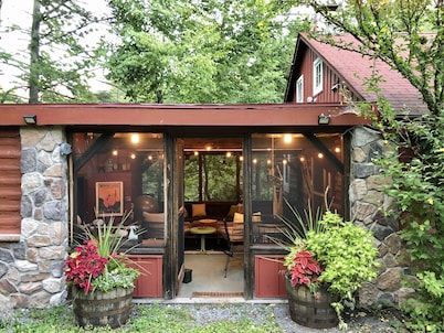 Beautiful, remote Catskills cabin over waterfall with amazing views & hot tub