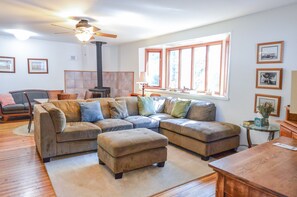 Smart TV, books, video library - Downtown and close to the beach! (Seward)