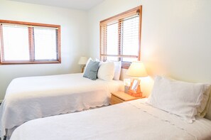 2 bedrooms, iron/ironing board, free WiFi, bed sheets - Downtown and close to the beach! (Seward)