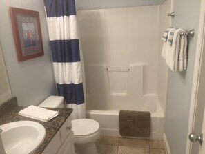 Bathtub, jetted bath, towels, soap - Beachfront 2-bedroom steps from Gulf Shores Beach/ 3 pools ang 2 Hot Tubs. (Gulf Shores)