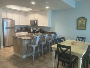 Køleskab, mikrobølgeovn, ovn, kogeplade