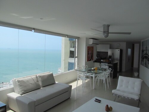 Oceanfront Penthouse on upeat näkymät Karibian.