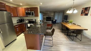 Cafetera y tetera, refrigerador, microondas y horno