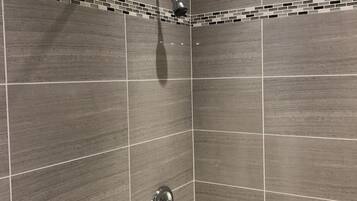 Ducha y bañera combinadas y secador de pelo