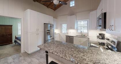Adorable beach home in North Litchfield!!!