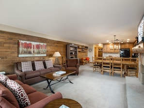 TV, fireplace, books - Montaneros 312 - 2 Bedroom Platinum (Vail)