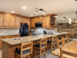 Fridge, microwave, oven, stovetop - Montaneros 312 - 2 Bedroom Platinum (Vail)