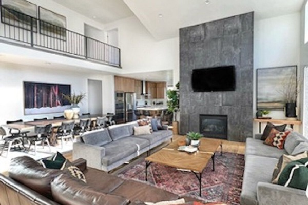 Una Smart TV, una chimenea, videojuegos, un reproductor de DVD