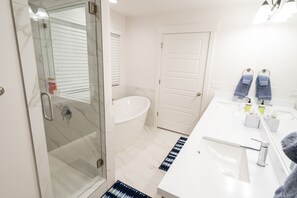 SĂšche-cheveux, serviettes fournies, savon, shampoing