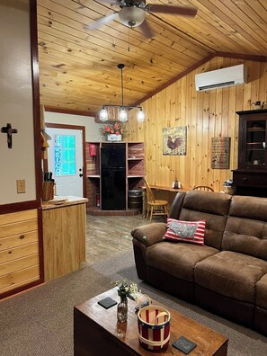 Smart TV, video games, DVD player, books - Talley's Cabins By Dale Hollow Lake. Right Where You Want To Be! (Hilham)