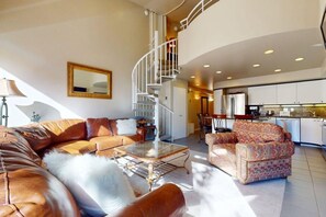 Fernseher, Kamin, Bücher