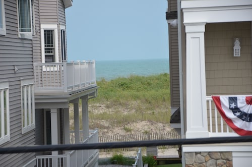 BEACH BLOCK Beauty with Ocean Breezes! Steps to Sand- 4BR, 2BA, OC Family Escape