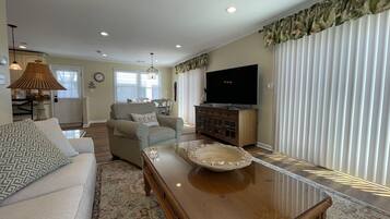 Smart-TV, DVD-Player, Bücher, Musikbibliothek