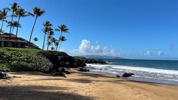 Ranta lähistöllä, aurinkotuoleja, rantapyyhkeitä