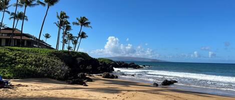 Nær stranden, solsenger og strandhåndklær
