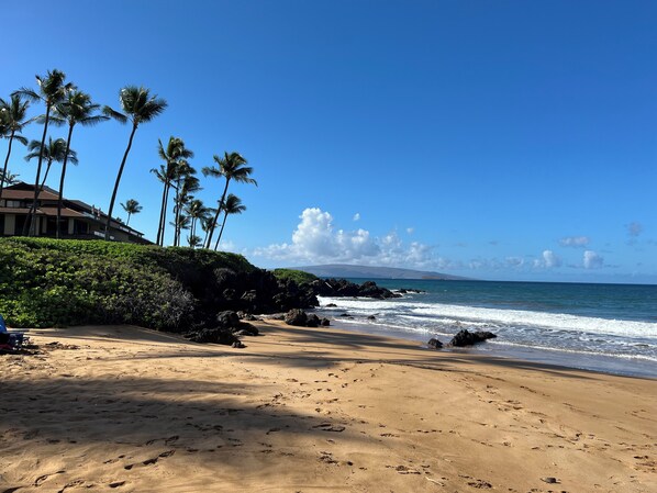 Beach nearby, sun loungers, beach towels
