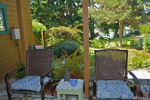 Terrace/patio - PEACEFUL WATERFRONT RETREAT 30-MINUTE FERRY RIDE FROM SEATTLE! (Bremerton)