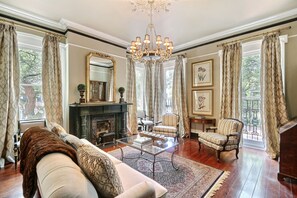 Smart TV - W Jones St. Luxury Parlor- Private Balcony & Off Street Parking Included! (Savannah)