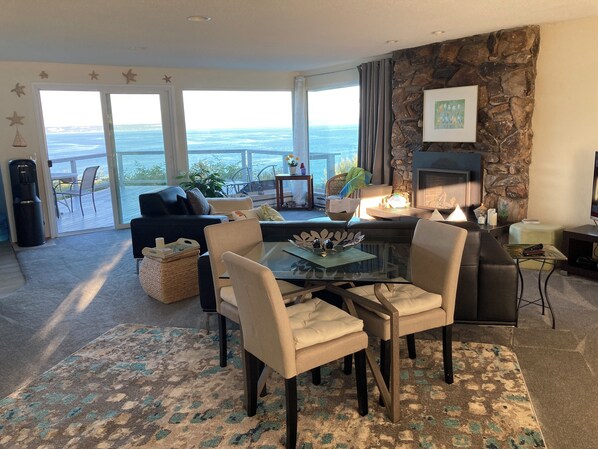 Smart TV, chimenea, reproductor de DVD y libros 