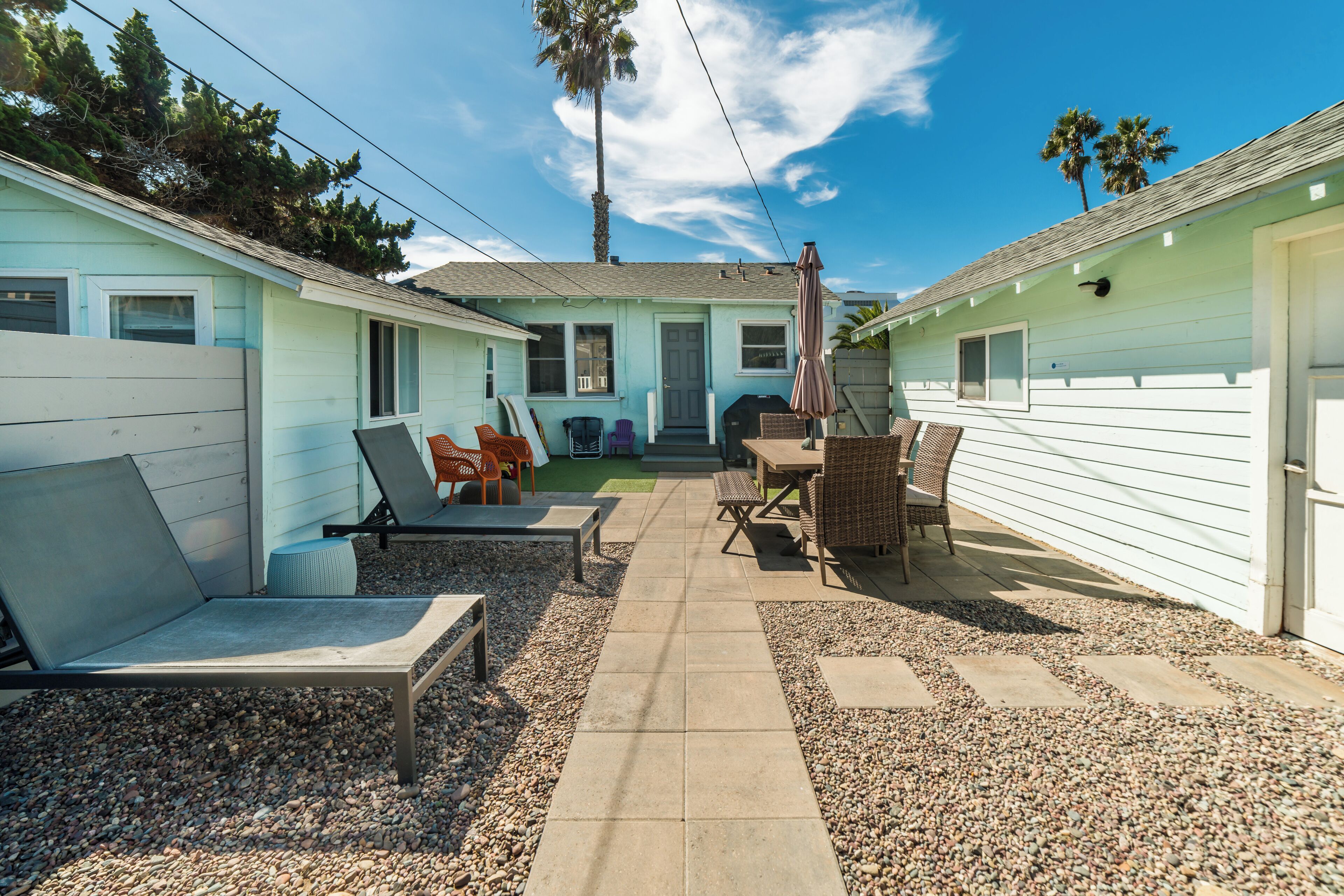 Un motel doté d’un patio avec des espaces de détente en plein air et un barbecue.