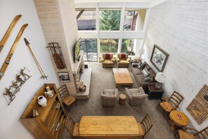 Taulutelevisio, takka, DVD-soitin, kirjoja