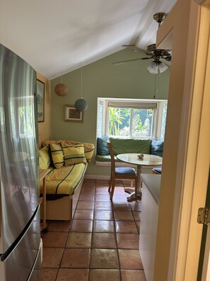 TV - Newly Renovated Lanikai, steps to Ocean A/C, kayak, Detached Private cottage (Kailua)