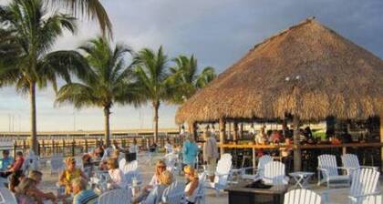 Ranta-telakka- suolaisen veden uima-allas kävelyetäisyydellä kalastajakylästä