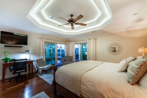 4 habitaciones, escritorio y tabla de planchar con plancha
