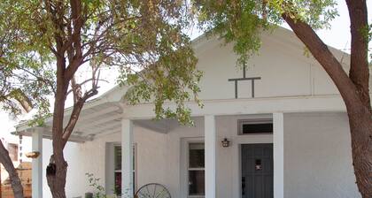 Adobe in Prime location in heart of Marfa, Steamshower, Fantastic Porch