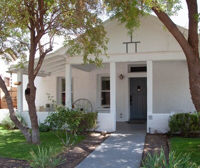 Adobe in Prime location in heart of Marfa, Steamshower, Fantastic Porch