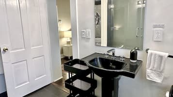 Douche, sèche-cheveux, serviettes fournies, savon