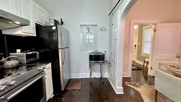 Køleskab, mikrobølgeovn, ovn, kogeplade