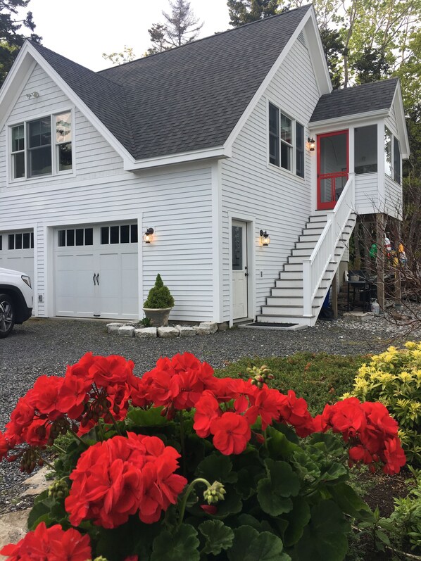 Exterior - AIR-CONDITIONED Ocean Point OCEANFRONT with Lawn & Beach (Boothbay)