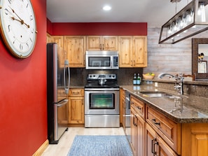 Jääkaappi, mikroaaltouuni, uuni, liesi