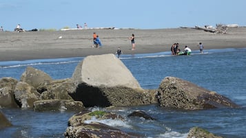 På stranden