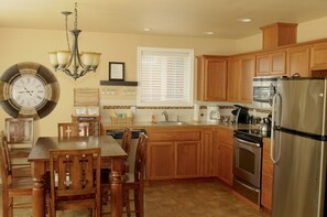 Fridge, microwave, oven, stovetop - Quaint location, quiet end of the beach. Kid and pet friendly (Ocean Shores)