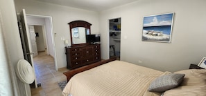 3 bedrooms, in-room safe, iron/ironing board, free WiFi - Private Oasis • 3BR Villa w/ Private Pool • Quiet Escape • very close to beaches (Noord)