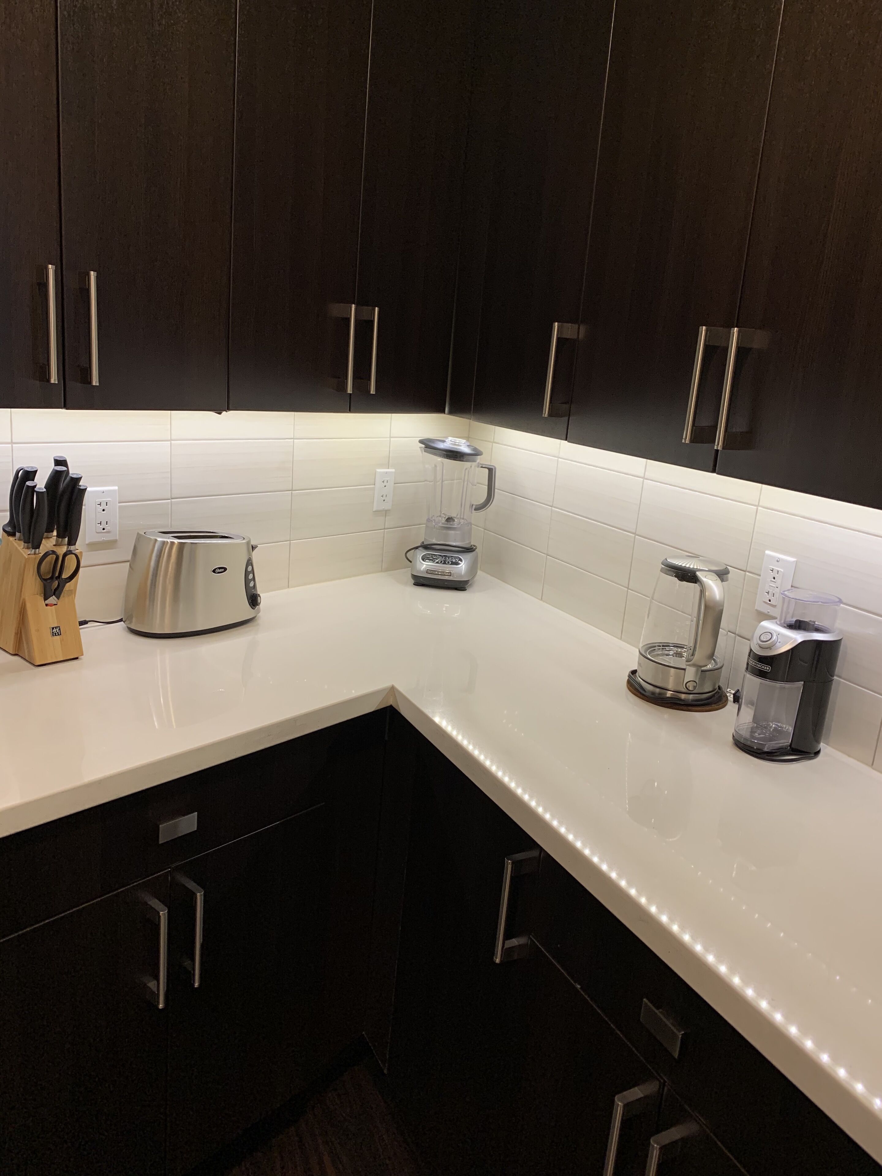 Jääkaappi, mikroaaltouuni, uuni, liesi