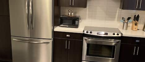 Refrigerador, microondas, horno y parrilla de estufa
