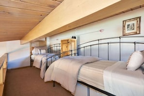 2 chambres, fer et planche à repasser, lit de bébé portatif