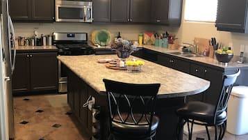 Family House, 5 Bedrooms, Non Smoking | Private kitchen | Fridge, microwave, oven, dishwasher