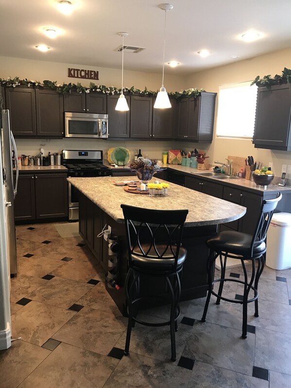 Family House, 5 Bedrooms, Non Smoking | Private kitchen | Fridge, microwave, oven, dishwasher