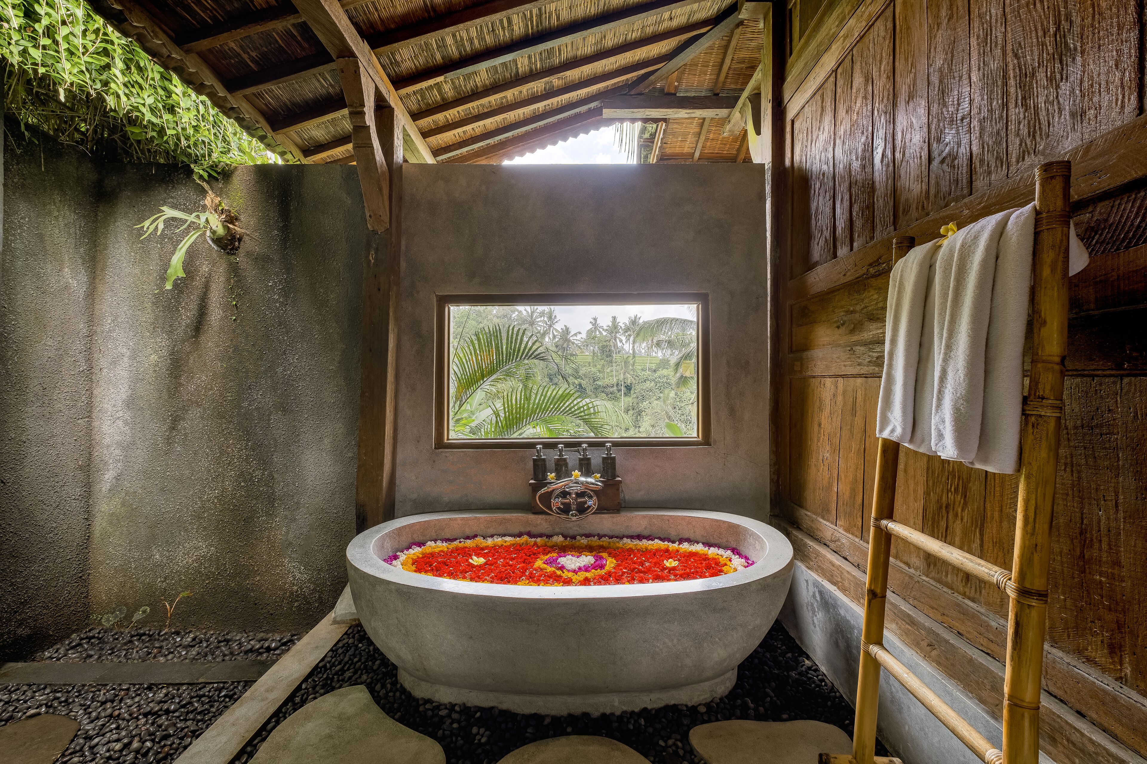 Villa, 1 Schlafzimmer, eigener Pool, Talblick | Badezimmer | Komfortbadewanne, kostenlose Toilettenartikel, Handtücher