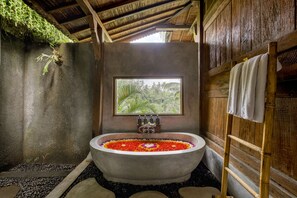 Vila, 1 quarto, piscina particular, vista para o vale | Banheiro | Banheira de imersão, produtos de toalete grátis, toalhas de banho 
