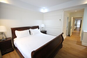Minibar, decoración personalizada, muebles diferentes y escritorio