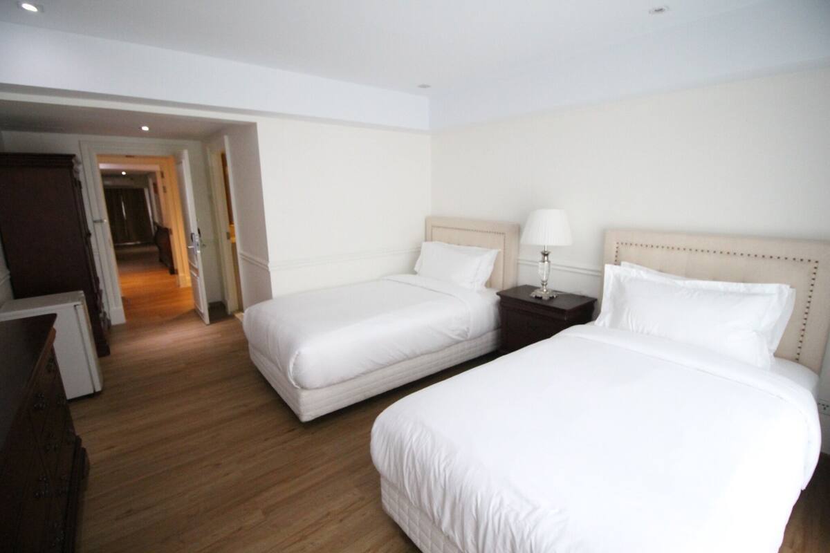 Minibar, decoración personalizada, muebles diferentes y escritorio