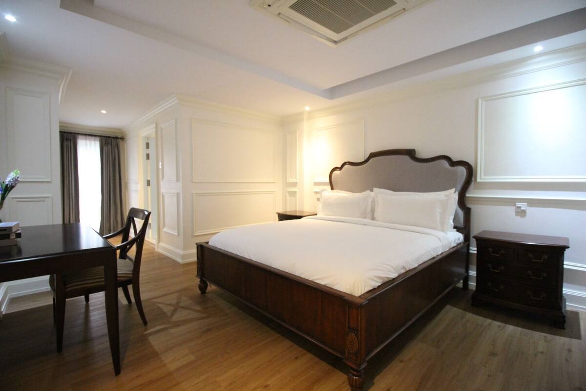 Minibar, decoración personalizada, muebles diferentes y escritorio