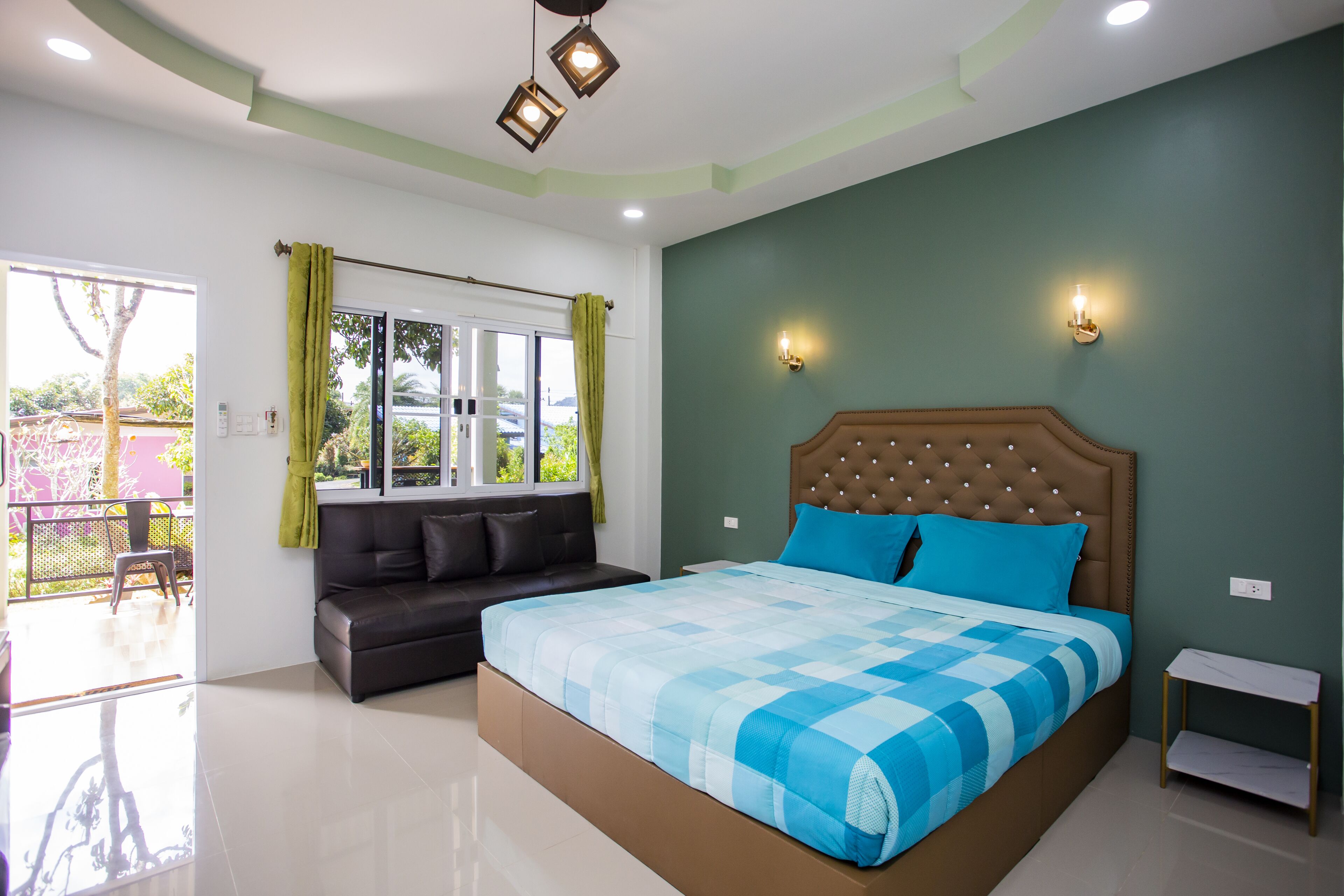 Deluxe Double Room | Living area | 32-inch LCD TV with satellite channels, TV