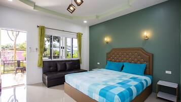 Deluxe Double Room | Living area | 32-inch LCD TV with satellite channels, TV