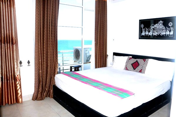 Deluxe Triple Room, Multiple Beds, Non Smoking | Soundproofing, iron/ironing board, bed sheets
